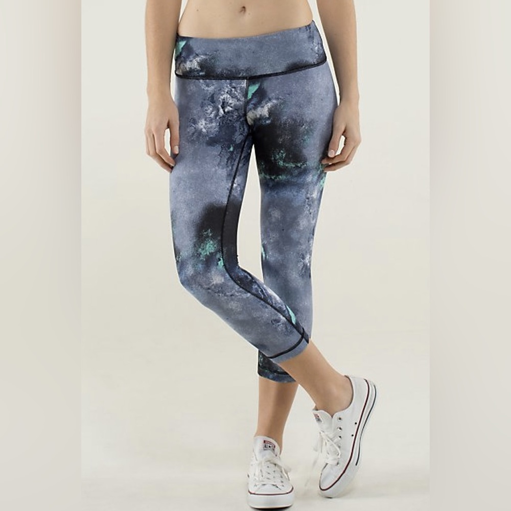 Lululemon Wunder Under Crop in
Denim Luon Milky Way. Size 6. Flawless.